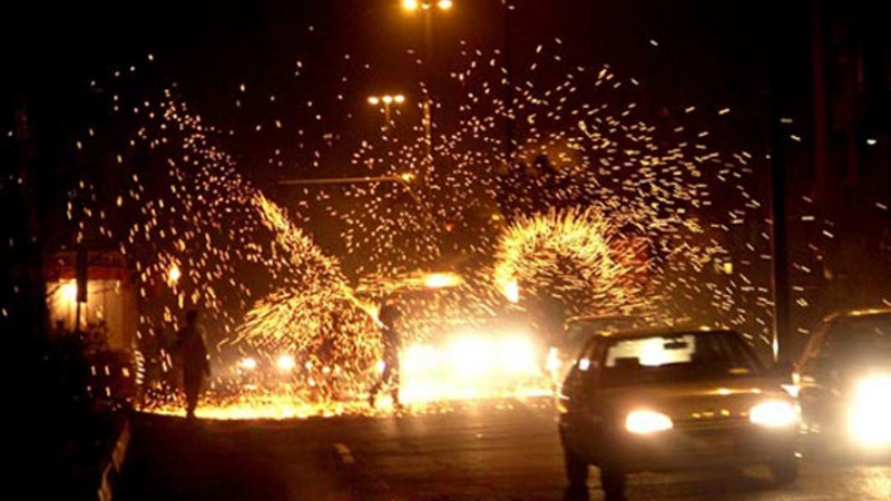 イラン暦の年内最後の火曜日の夜は爆竹と花火ショー