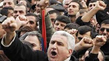 Erivan'da Rusya Büyükelçiliği yönünde protesto yürüyüşü