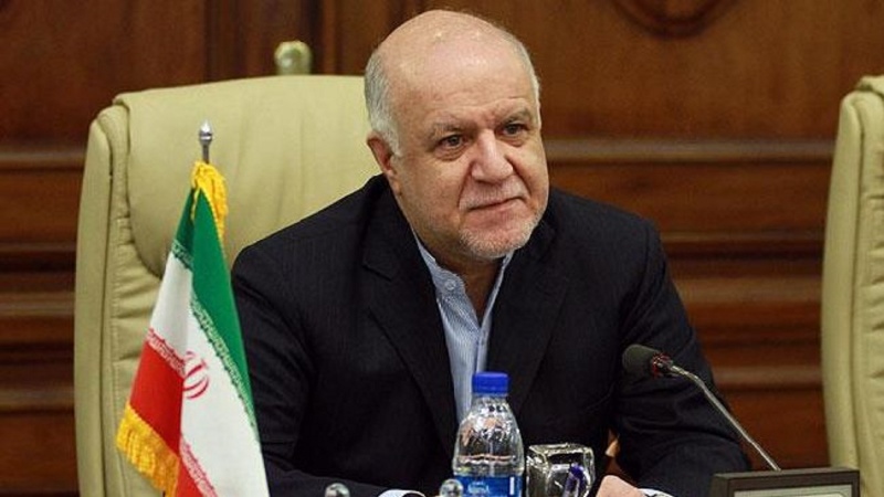 Iran’s Oil Minister Bijan Namdar Zangeneh (L