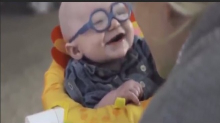 Čemu slatki osmjeh ovog djeteta?