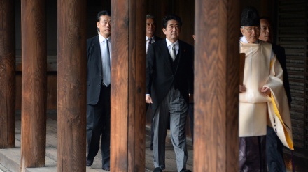 安倍首相が靖国神社に真榊を奉納
