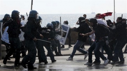 Italian police use tear gas to disperse anti-Renzi protests in Naples