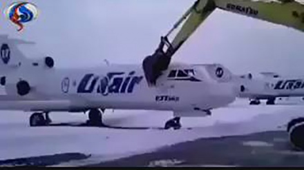 Otpušteni aerodromski radnik prepolovio avion kopačicom!
