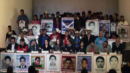 Os pais dos alunos desaparecidos no México tomam varias rádios e anunciam a reativação do seu movimento de família 