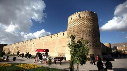 国際観光列車でイランに入国した外国人観光客がファールス州の史跡を見学