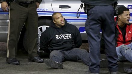 黒人がアメリカの警察の暴力の犠牲に