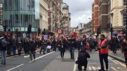 İngiliz halkı başbakan Cameron'un istifasını istiyor 