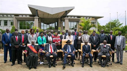 South Sudan unity government takes oath of office