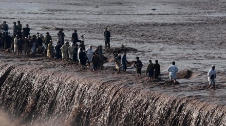 Morrem ao menos 55 pessoas apos as tempestades e enchentes no Paquistão 