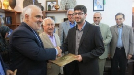 Церемония по случаю первых  выпускников говорящих на фарси в Ливане