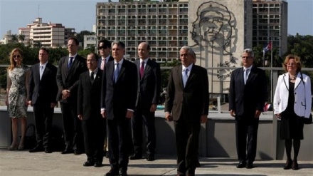 שר החוץ הבריטי פיליפ המונד נחת בקובה 