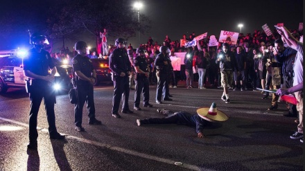 反トランプデモが暴力に発展