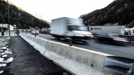 Migranti, controlli di polizia Austria a confine ungherese