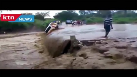 Gari ilivyosombwa na maji ya mafuriko Kenya