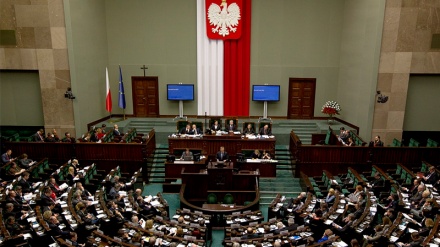 Polonia do të ndërtojë mur kundër emigrantëve