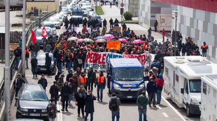 Italians protest against NATO's military satellite