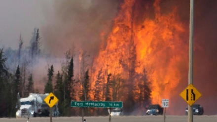 Canada, incendio fuori controllo: sospesa evacuazione via terra