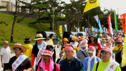 沖縄で、アメリカ軍駐留に反対するデモ
