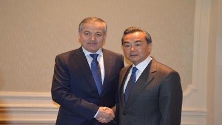 王毅会见塔吉克斯坦外长