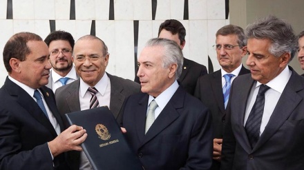 Após assumir presidência interina, Temer discursa e empossa ministros 11/05/2016  08h00