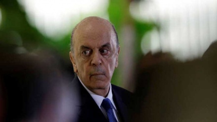 Serra é alvo de protesto com bolinhas de papel na Argentina