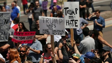 California'da Trump Karşıtı Gösteri