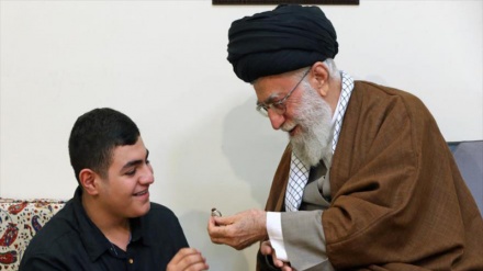 Líder iraniano recebe a família do mártir Badr al-Din, comandante do Hezbollah