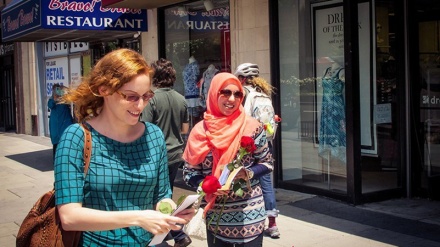 Mladi muslimani poklanjaju cvijeće američkim građanima