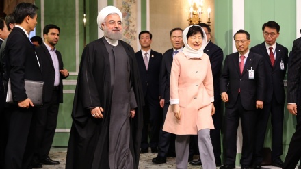 O presidente iraniano congratula-se com presidenta sul-coreana em Teerã 