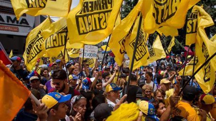 Tensioni a Varsavia, la polizia carica protesta anti lockdown con i lacrimogeni