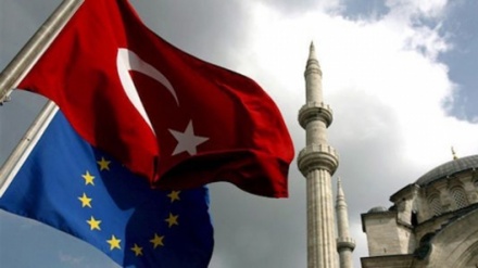 Commissione Ue verso via libera ad abolizione visti per turchi