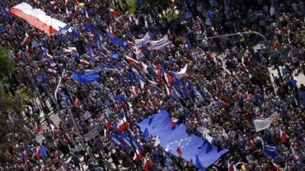 Romania, oltre 30mila in piazza a Bucarest contro 