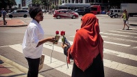 Mladi muslimani poklanjaju cvijeće američkim građanima