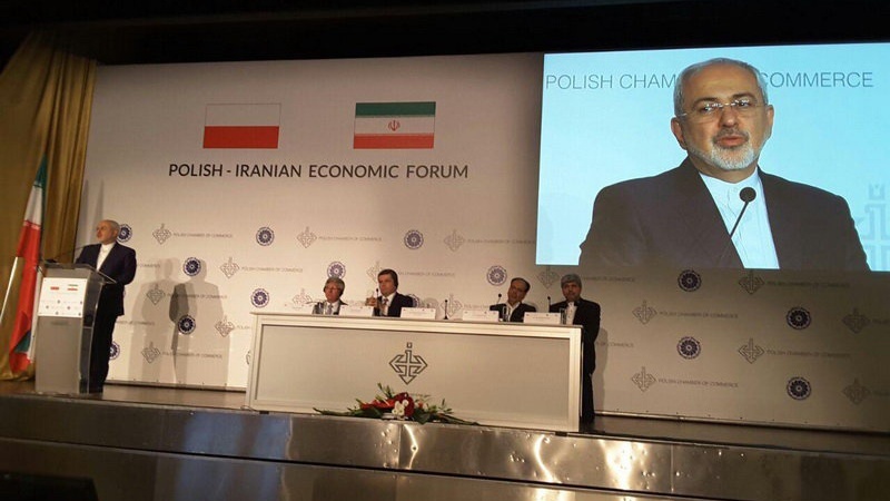 イランとポーランドの経済会議でイラン外相が演説