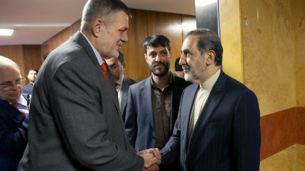 Velayati: os EUA tentam fragmentar a Síria