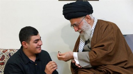 Ayatollah Khamenei stark und gütig (anlässlich Beginn seiner Amtszeit)
