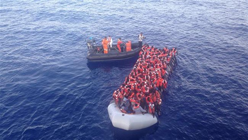 इतालवी कोस्टगार्ड का कहना है कि 11 जून 2016 को भूमध्यसागर पार करने की कोशिश करने वाले 1300 से ज़्यादा शरणार्थियों को राहत अभियान में बचाया गया।