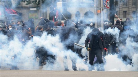 New clashes between police and protesters in Paris
