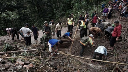 Frana in Indonesia, sale il bilancio delle vittime