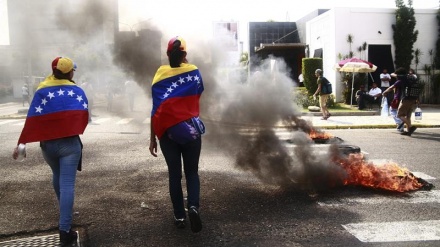 Venezuelanos protestaram nas ruas contra a falta de bens alimentares