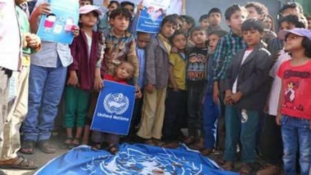 イエメンの子供たちが、国連事務所前に集結