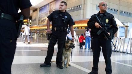 アメリカのすべての空港で、緊急事態宣言が発令