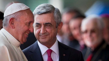 Papa deixa Yerevan após visita de três dias à Armênia
