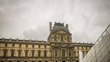 Militare aggredito al Louvre, apre fuoco
