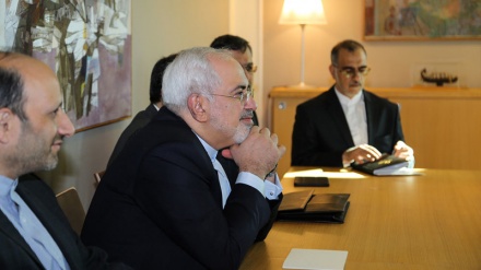 Zarif takohet me ministrin e jashtëm të Francës