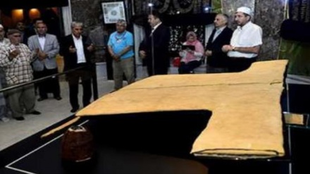 तुर्की में पैग़म्बरे इस्लाम के चोग़े की ज़ियारत