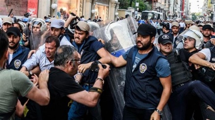 İstanbul'da polis ile göstericiler arasında gerginlik 