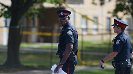 Homem mascarado detido pela polícia em Toronto