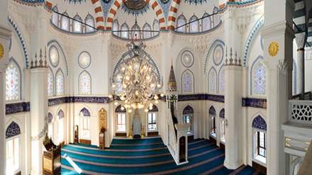 日本の生徒が、東京のモスクを見学