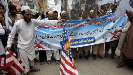 Акция протеста пакистанцев против атак американских беспилотников